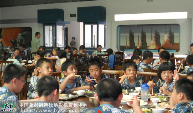 军事夏令营集体用餐